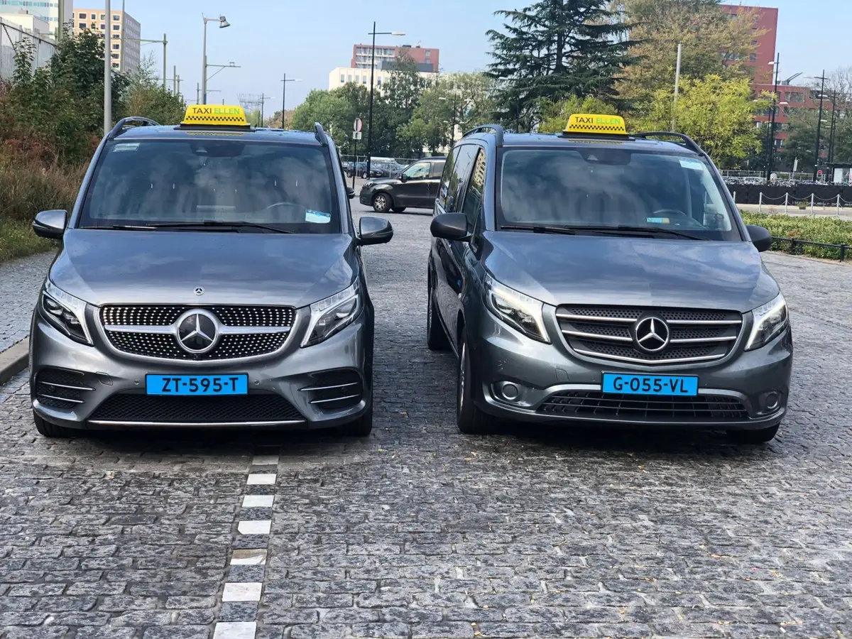 Twee Mercedes taxibussen van Taxi Centrale Rijen